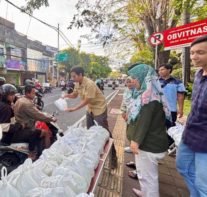 Hangatnya Berbagi Takjil Pegawai PLN UP2D Bali untuk Pengendara di Senja Ramadan