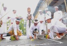 Pemkot Denpasar Gelar Tawur Agung Tilem Kesanga di Kawasan Catus Pata Patung Catur Muka Wali Kota Denpasar, I Gusti Ngurah Jaya Negara saat menghadiri dan mengikuti prosesi Tawur Agung Kesanga serangkaian Hari Suci Nyepi Caka 1948 di Kota Denpasar berlangsung bertepatan dengan Tilem Sasih Kesanga, di Kawasan Catus Pata Catur Muka Denpasar, Rabu (18/3/2026). Sumber Foto : Istimewa