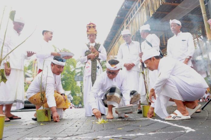 Wali Kota Denpasar, I Gusti Ngurah Jaya Negara saat menghadiri dan mengikuti prosesi Tawur Agung Kesanga serangkaian Hari Suci Nyepi Caka 1948 di Kota Denpasar berlangsung bertepatan dengan Tilem Sasih Kesanga, di Kawasan Catus Pata Catur Muka Denpasar, Rabu (18/3/2026). Sumber Foto : Istimewa