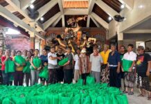 Program Kasukertan Krama Adat, Desa Adat Yangbatu Salurkan Paket Sembako Hingga Bantuan Kelayu Sekar Penyerahan Bantuan Sembako secara simbolis oleh Bendesa Adat Yangbatu, I Nyoman Supatra didampingi Prajuru Desa dan Klian Banjar di wilayah Desa Adat Yangbatu, Minggu (8/3/2026). Sumber Foto : Istimewa