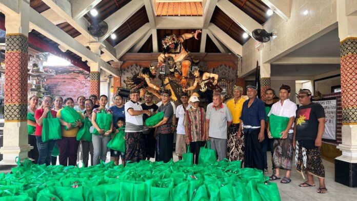 Penyerahan Bantuan Sembako secara simbolis oleh Bendesa Adat Yangbatu, I Nyoman Supatra didampingi Prajuru Desa dan Klian Banjar di wilayah Desa Adat Yangbatu, Minggu (8/3/2026). Sumber Foto : Istimewa