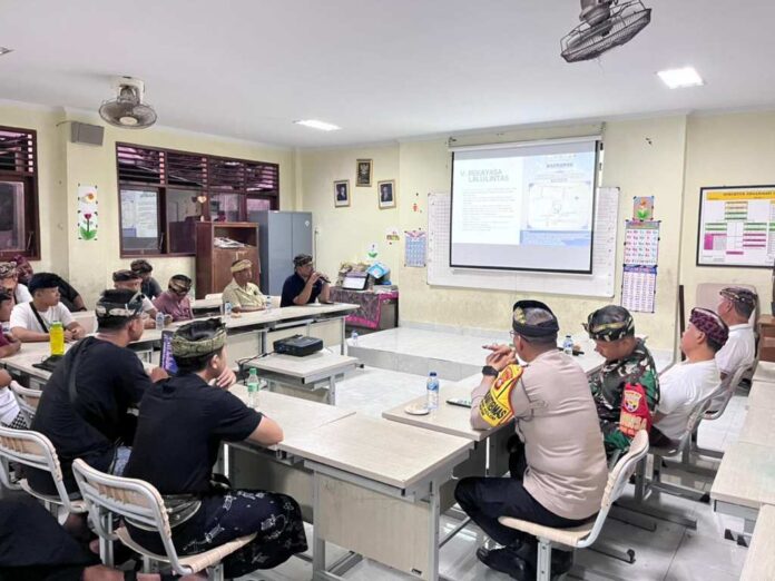 Pelaksanaan pelaksanaan Rapat Kordinasi dan Technical Meeting Kegiatan Ngerupuk di Yangbatu yang digelar di Aula SDN 15 Dangin Puri, Rabu (11/3/2026) malam. Sumber Foto : Istimewa