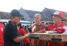 Pemkab Buleleng Gelar Gotong Royong Bersih Pantai dan Salurkan Bantuan Bagi Warga Terdampak Banjir di Kecamatan Banjar Pemkab Buleleng Gelar Gotong Royong Bersih Pantai dan Salurkan Bantuan Bagi Warga Terdampak Banjir di Kecamatan Banjar