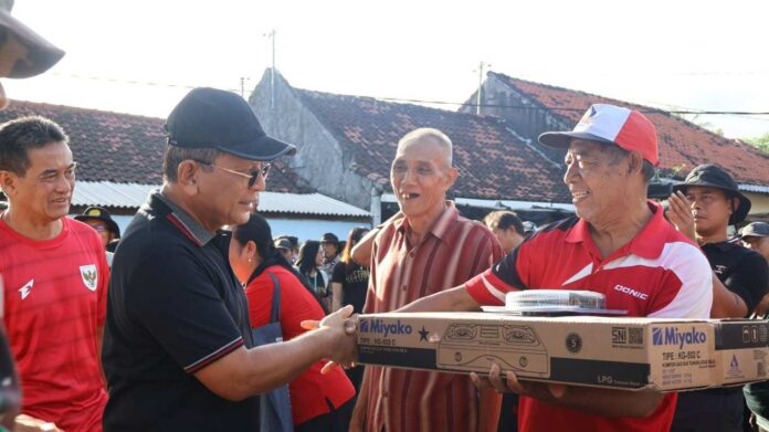 Pemkab Buleleng Gelar Gotong Royong Bersih Pantai dan Salurkan Bantuan Bagi Warga Terdampak Banjir di Kecamatan Banjar