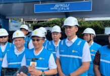 PLN Pastikan Kesiapan SPKLU di Bali Jelang Idulfitri 1447 H, PLN Mobile Permudah Perjalanan Pengguna Kendaraan Listrik Direktur Retail dan Niaga PT PLN (Persero), Adi Priyanto (tengah) didampingi GM PLN UID Bali, Eric Rossi Priyo Nugroho (dua dari kanan); Manager PLN UP3 Bali Selatan, Alexander J. Manuhuwa (kanan); EVP Niaga dan Pemasaran PT PLN (Persero), Nayusrizal (dua dari kiri); Senior Manager Icon plus SBU Bali dan Nusa Tenggara, Anton Suprapto Adi (kiri) menyampaikan keterangan kesiapan SPKLU dalam menyambut liburan Idul Fitri 1447 H kepada pers. Sumber Foto : Istimewa