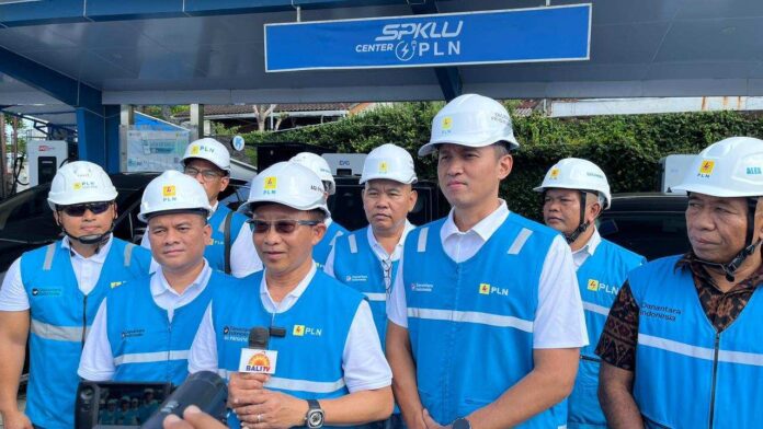Direktur Retail dan Niaga PT PLN (Persero), Adi Priyanto (tengah) didampingi GM PLN UID Bali, Eric Rossi Priyo Nugroho (dua dari kanan); Manager PLN UP3 Bali Selatan, Alexander J. Manuhuwa (kanan); EVP Niaga dan Pemasaran PT PLN (Persero), Nayusrizal (dua dari kiri); Senior Manager Icon plus SBU Bali dan Nusa Tenggara, Anton Suprapto Adi (kiri) menyampaikan keterangan kesiapan SPKLU dalam menyambut liburan Idul Fitri 1447 H kepada pers. Sumber Foto : Istimewa