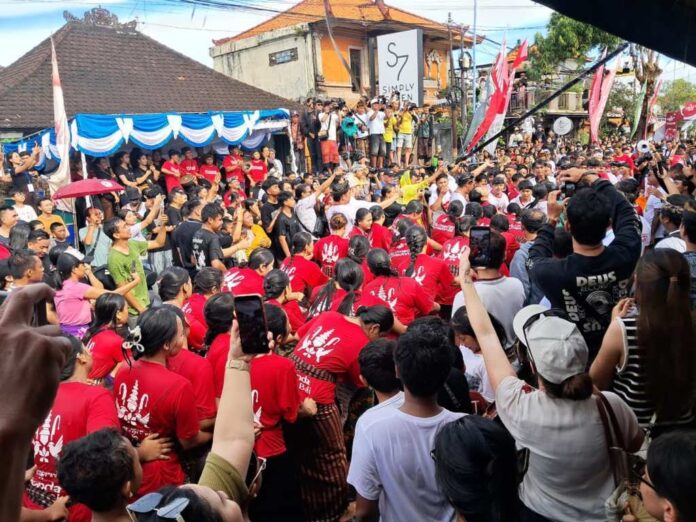 Astra Motor Bali Dukung SHOOF 2026, Lestarikan Tradisi Omed-Omedan dan Dorong UMKM Lokal