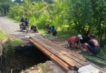 Jalan Putus di Ujung, Warga Bangun Jembatan Darurat agar Tidak Terisolir Jalan Putus di Ujung, Warga Bangun Jembatan Darurat agar Tidak Terisolir