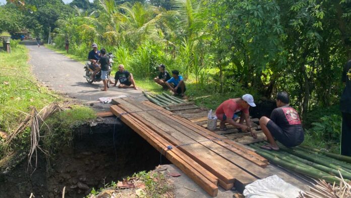 Jalan Putus di Ujung, Warga Bangun Jembatan Darurat agar Tidak Terisolir