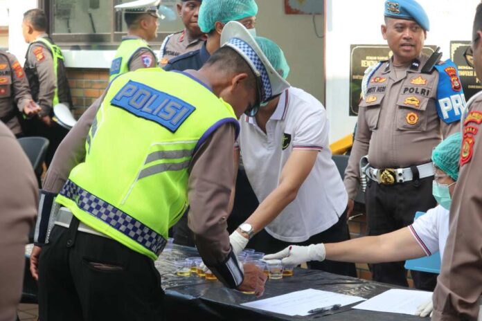 Kapolsek dan PJU Polres Karangasem Jalani Tes Urine Mendadak