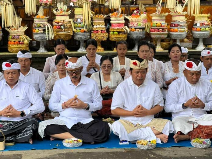 Nganyarin _bpn Bupati Bangli Pimpin Bhakti Penganyar di Pura Gunung Raung Gianyar