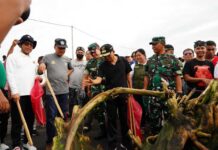 Gubernur Koster Pimpin Aksi Bersih Sampah, 27.500 Warga Bali Turut Berpartisipasi Aksi Bersih Sampah