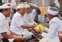 Gubernur Koster Hadiri Bakti Caru Resi Gana dan Pemelaspas Bale Pemaruman di Pura Alas Arum Batur Gubernur Koster
