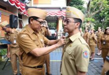 Sekda Eddy Mulya Apresiasi ASN Bapenda dengan Penyematan Pin ZI-WBBM Penyematan Pin ZI-WBBM