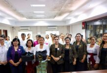 FK PUSPA Denpasar Bekali Perempuan Desa Penatih Dangri Keterampilan Sanggul dan Tata Rias Pelatihan Sanggul dan Tata Rias