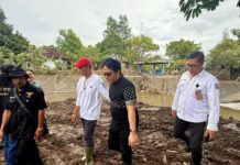Wagub Giri Prasta Serahkan Bantuan Pribadi untuk Korban Terdampak Usai Tinjau Lokasi Banjir Bandang di Desa Banjar Tinjau Lokasi Banjir Bandang