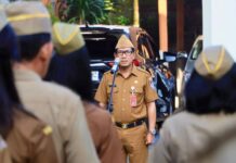 Pimpin Apel di Disdikpora Denpasar, Sekda Eddy Mulya Dorong Penguatan Akuntabilitas Pendidikan apel disiplin