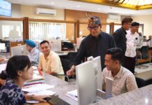 Sekda Eddy Mulya Kembali Pantau Langsung Pelayanan Publik di Masa Cuti Bersama Idulfitri Pelayanan Publik