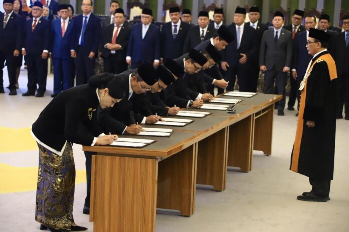 Lantik Anggota Dewan Komisioner OJK