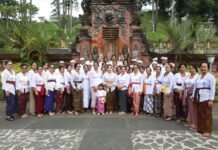 TP PKK Denpasar Ajak Peserta Lansia Posyandu Paripurna Tirta Yatra ke Pura Tirta Empul Tirta Yatra