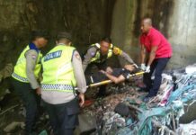 Truk Boks Tabrak Pembatas Jembatan dan Terguling di Tukad Yeh Nu Lakalantas