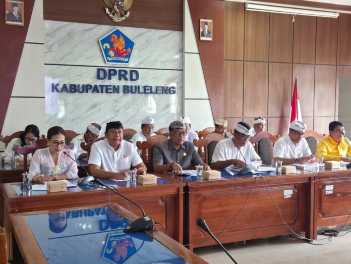 Rapat Pansus I bersama gabungan komisi DPRD Buleleng membahas sejumlah ranperda strategis di Ruang Gabungan Komisi Gedung DPRD Buleleng.
