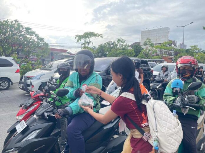Sispala dan Jegeg Bagus SMAN 1 Kuta Berbagi 1.000 Takjil, Tebar Semangat Toleransi