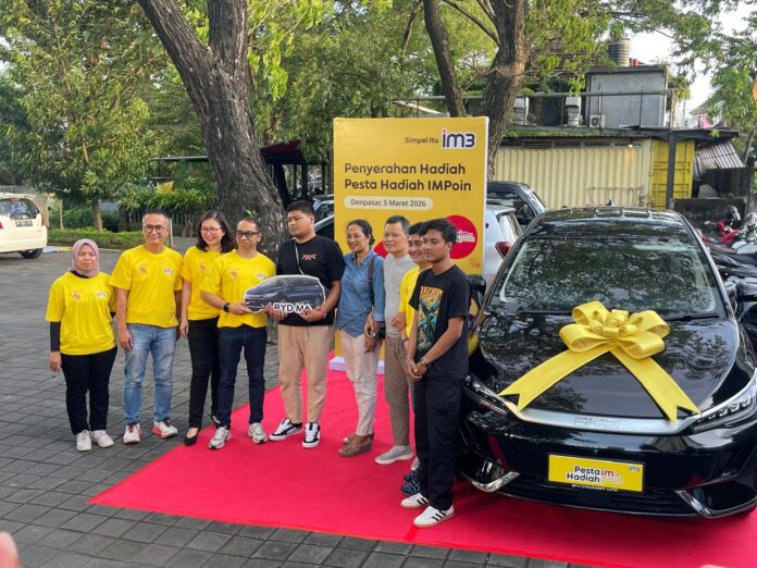 Setia Gunakan IM3, Warga Bali Bawa Pulang Grand Prize Mobil Listrik IM3