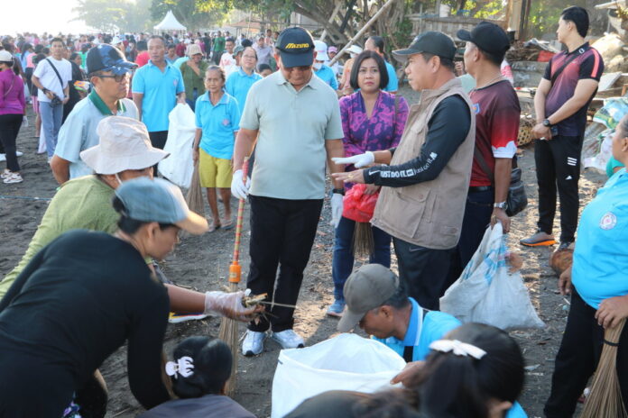 Gotong Royong Bersihkan Pantai Gotong Royong Bersihkan Pantai