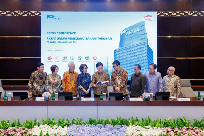 Susunan Direksi Astra yang terdiri dari Presiden Direktur Astra Rudy (tengah), Direktur Astra Gidion Hasan (keempat kanan), Direktur Astra Santosa (ketiga kanan), Direktur Astra Gita Tiffani Boer (keempat kiri), Direktur Astra FXL Kesuma (ketiga kiri), Direktur Astra Thomas Junaidi Alim. W (kedua kanan), Direktur Astra Hsu Hai Yeh (kedua kiri), Direktur Astra Siswadi (kanan), serta Direktur Astra Djap Tet Fa (kiri), pada Press Conference Rapat Umum Pemegang Saham Tahunan (RUPST) PT Astra International Tbk 2026 pada Kamis (23/4/2026). Sumber Foto : Istimewa