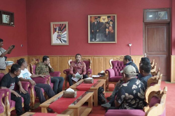 Ketua DPRD Kabupaten Buleleng, Ketut Ngurah Arya saat menerima audiensi dari pengelola Wisata Alam Kubu Bali Menjangan bersama perwakilan Kelompok Tani Hutan (KTH) "Kemiri Indah" Desa Pejarakan, Kecamatan Gerokgak. Sumber Foto : Istimewa