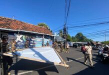 Ratusan Baliho dan Reklame Melanggar Diturunkan Paksa Satpol-PP Buleleng Satpol-PP Kabupaten Buleleng saat melakukan penertiban terhadap baliho atau reklame yang melanggar perda. Sumber Foto : Istimewa