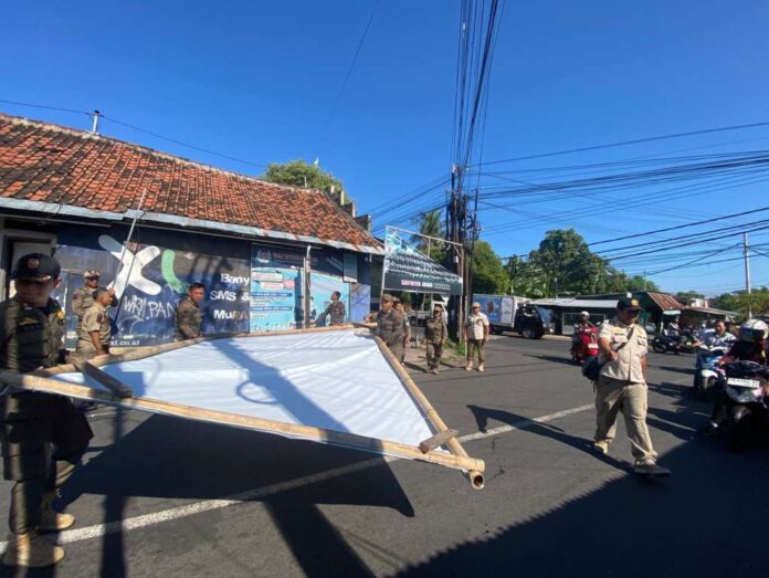Satpol-PP Kabupaten Buleleng saat melakukan penertiban terhadap baliho atau reklame yang melanggar perda. Sumber Foto : Istimewa