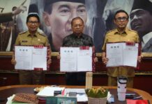 Kolaborasi Bali Bangun PSEL Denpasar Raya, Solusi Jangka Panjang Atasi Sampah Bupati I Wayan Adi Arnawa (kiri) menandatangani perjanjian kerja sama pembangunan fasilitas Pengolahan Sampah menjadi Energi Listrik (PSEL) Denpasar Raya di Kantor Gubernur Bali, Renon, Denpasar, Senin (13/4/2026). Sumber Foto : Istimewa