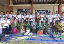 WHDI Denpasar Berikan Pelatihan Banten Otonan Bagi Ibu-ibu PKK di Lingkungan Taman Sekar Padangsambian Wakil Ketua WHDI Kota Denpasar, Ny. Ayu Kristi Arya Wibawa dalam kesempatan pelatihan Banten Otonan Tumpeng Pitu di Balai Banjar Lingkungan Taman Sekar, Kelurahan Padangsambian, Minggu (26/4/2026). Sumber Foto : Istimewa