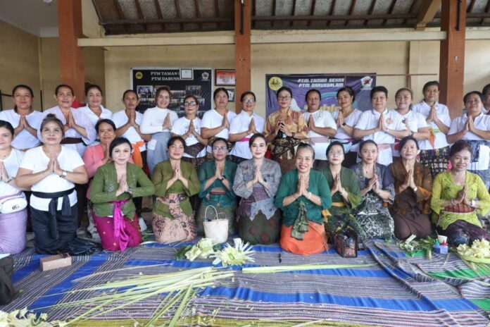 Wakil Ketua WHDI Kota Denpasar, Ny. Ayu Kristi Arya Wibawa dalam kesempatan pelatihan Banten Otonan Tumpeng Pitu di Balai Banjar Lingkungan Taman Sekar, Kelurahan Padangsambian, Minggu (26/4/2026). Sumber Foto : Istimewa