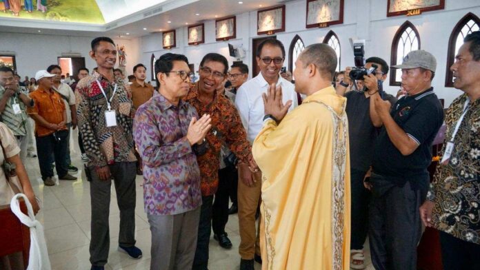 BaliPortalNews_ Bupati Paskah (2) Bupati Badung, I Wayan Adi Arnawa saat menghadiri perayaan Hari Paskah di Gereja Katolik Maria Bunda Segala Bangsa, di lingkungan Pusat Peribadatan Puja Mandala, Kuta Selatan, Minggu (5/4/2026). Sumber Foto : Istimewa