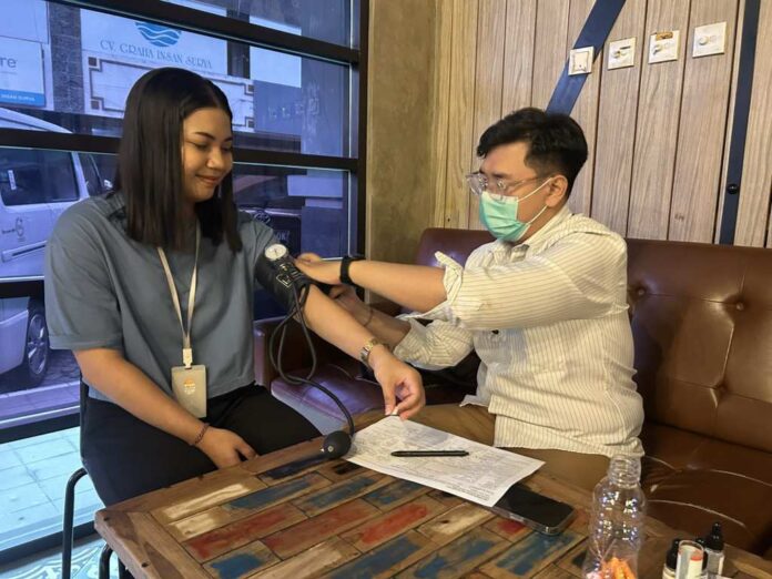Pemeriksaan kesehatan sebelum melakukan donor darah