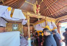 Gus Par Dampingi Guru Pandu Ikhlaskan Kepergian Sang Ayahanda Gus Par Dampingi Guru Pandu Ikhlaskan Kepergian Sang Ayahanda
