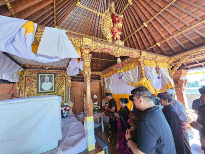 BaliPortalNews_ Duka Gus Par Dampingi Guru Pandu Ikhlaskan Kepergian Sang Ayahanda