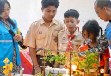PLN UP2D Bali Edukasi Listrik Aman untuk Anak-Anak sejak Dini Perwakilan anak anak SD N 1 Tumbak Bayuh menyaksikan alat peraga simulasi terjadinya gangguan di jaringan listrik akibat gesekan pohon/material layangan pada saat pelaksanaan edukasi.