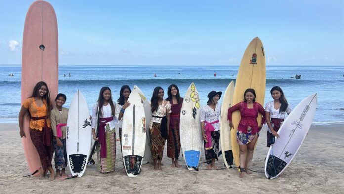 Kartini Go Surf 2026 di Pantai Kuta, Berselancar Pakai Kebaya