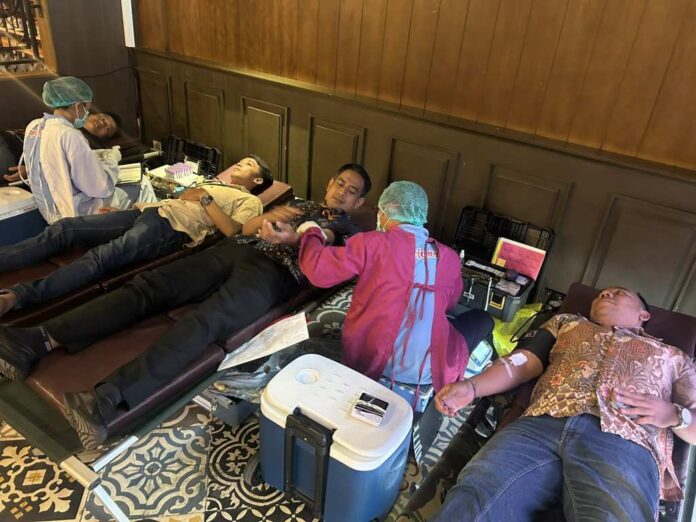 Karyawan NAV Karaoke Denpasar melakukan donor darah