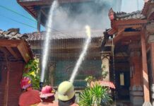 Diduga Korsleting, Rumah Dua Lantai di Karangasem Terbakar Diduga Korsleting, Rumah Dua Lantai di Karangasem Terbakar