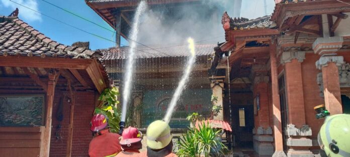 BaliPortalNews_ Kebakaran Diduga Korsleting, Rumah Dua Lantai di Karangasem Terbakar