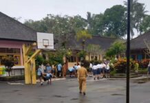 Kesurupan di SMPN 1 Selat Berulang, Sekolah Sebut Terkait Pembongkaran Tower WiFi Kesurupan di SMPN 1 Selat Berulang, Sekolah Sebut Terkait Pembongkaran Tower WiFi