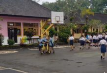 Sejumlah Murid SMPN 1 Selat Histeris, Suasana Sekolah Sempat Mencekam Sejumlah Murid SMPN 1 Selat Histeris, Suasana Sekolah Sempat Mencekam