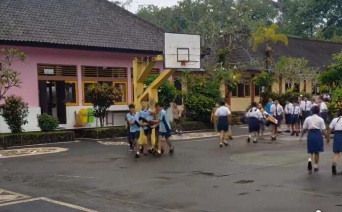 Sejumlah Murid SMPN 1 Selat Histeris, Suasana Sekolah Sempat Mencekam
