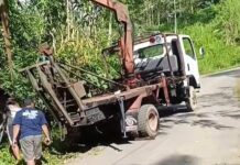 Nekat Lewat Jalur Terjal Tegenan, Mobil Pemedek Terperosok ke Kebun Warga Nekat Lewat Jalur Terjal Tegenan, Mobil Pemedek Terperosok ke Kebun Warga