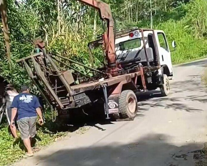 Nekat Lewat Jalur Terjal Tegenan, Mobil Pemedek Terperosok ke Kebun Warga